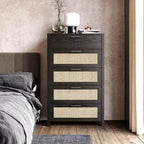 Cómoda de 5 cajones estilo boho de vetas de madera marrón con inserciones de ratán (montaje entre 2 personas)