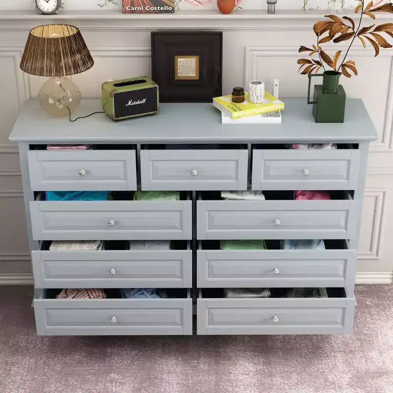 Cómoda de 9 cajones blanca de estilo antiguo con tiradores metálicos tipo botón