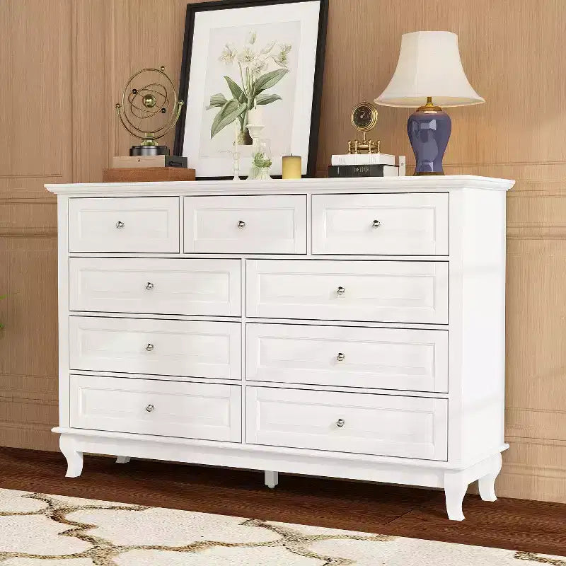Cómoda de 9 cajones blanca de estilo antiguo con tiradores metálicos tipo botón