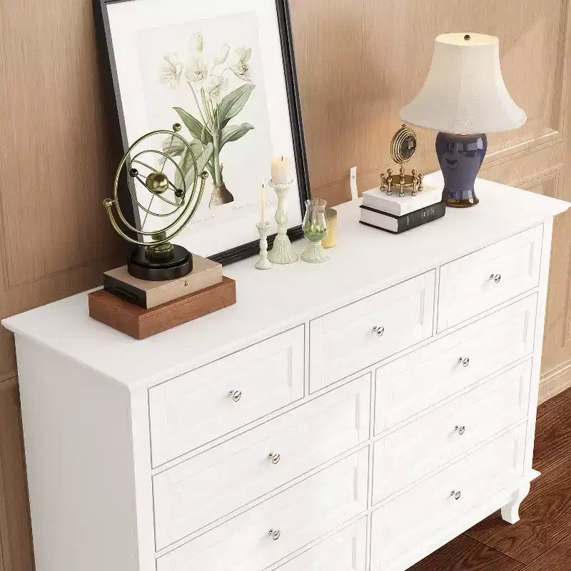 Cómoda de 9 cajones blanca de estilo antiguo con tiradores metálicos tipo botón