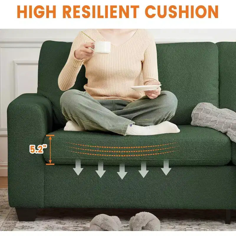 Sofá de 3 plazas de terciopelo beige/verde con reposabrazos anchos y respaldo de cojines