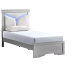 Cama doble con paneles tapizados en champán plateado con cabecero LED, capacidad para 1