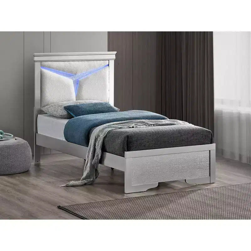 Cama doble con paneles tapizados en champán plateado con cabecero LED, capacidad para 1