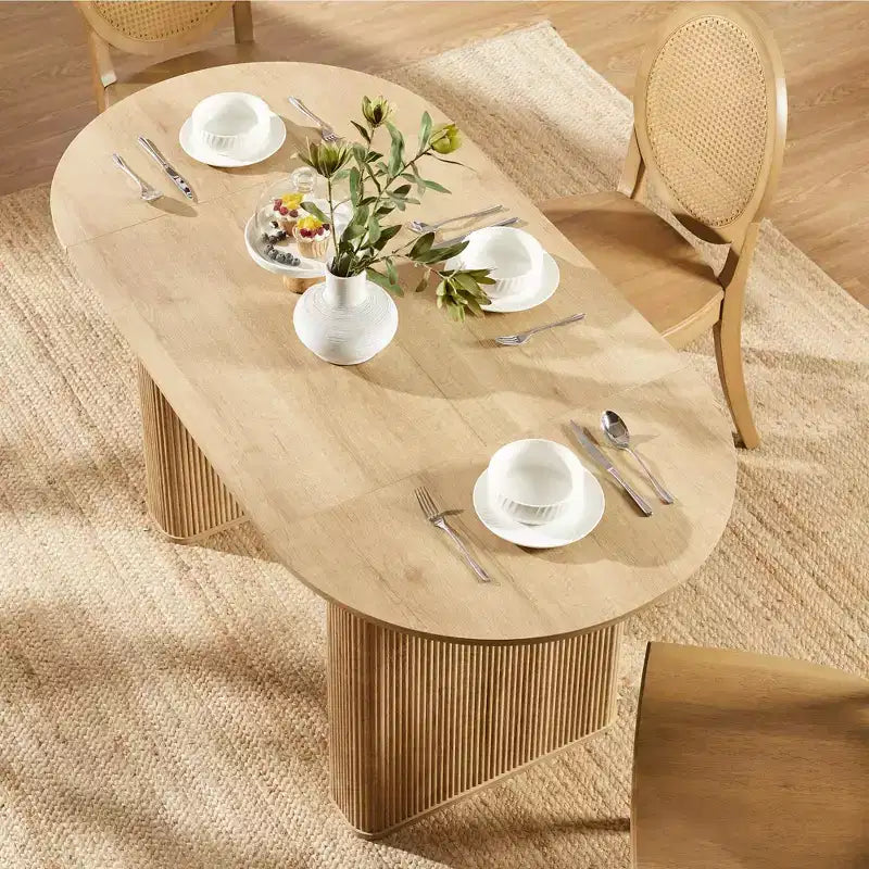 Mesa de comedor ovalada, capacidad 4 a 6 personas, color negro/marrón/natural